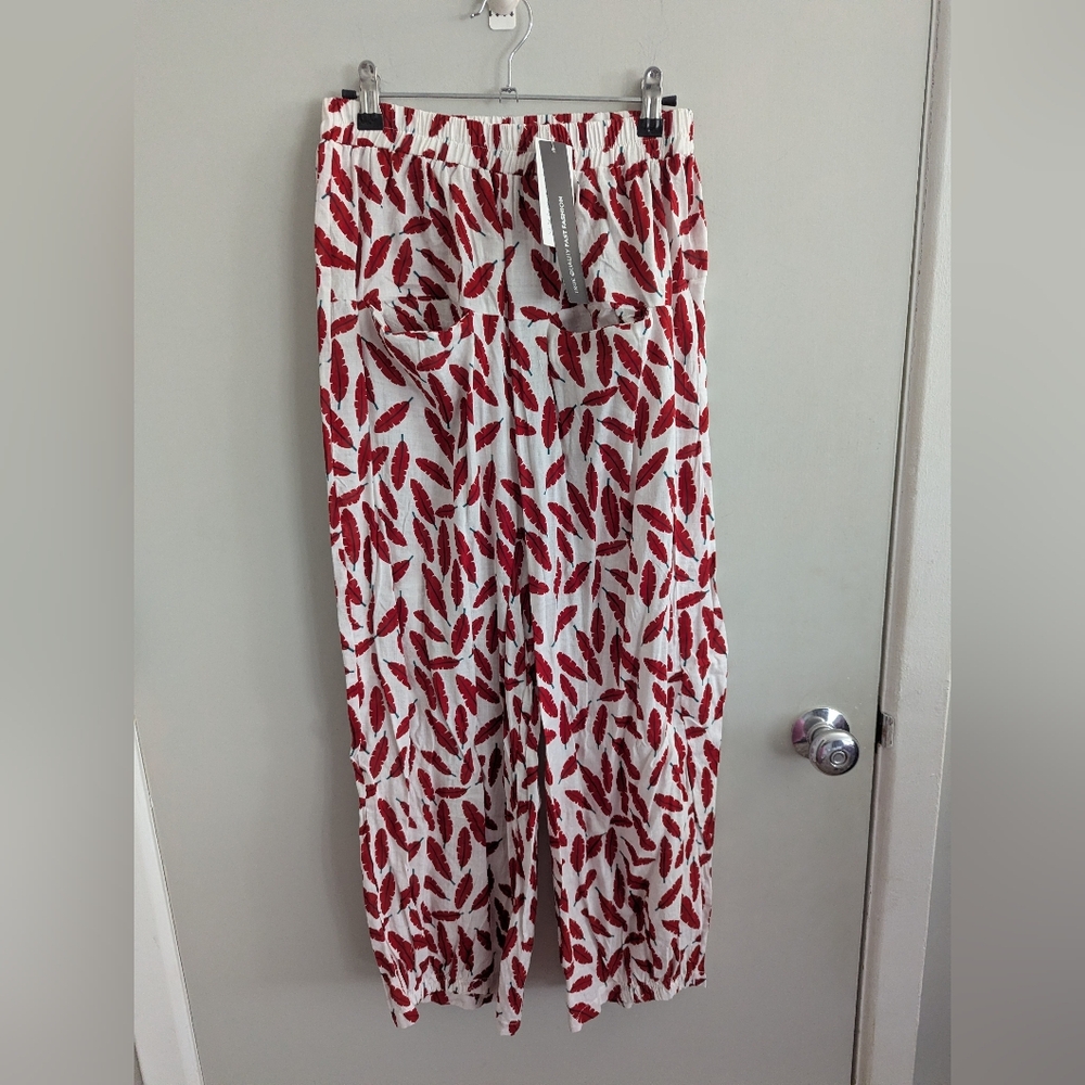 NWT White & Red Feather Print Elastic Waist Cropped Harem Pants Palazzo Medium